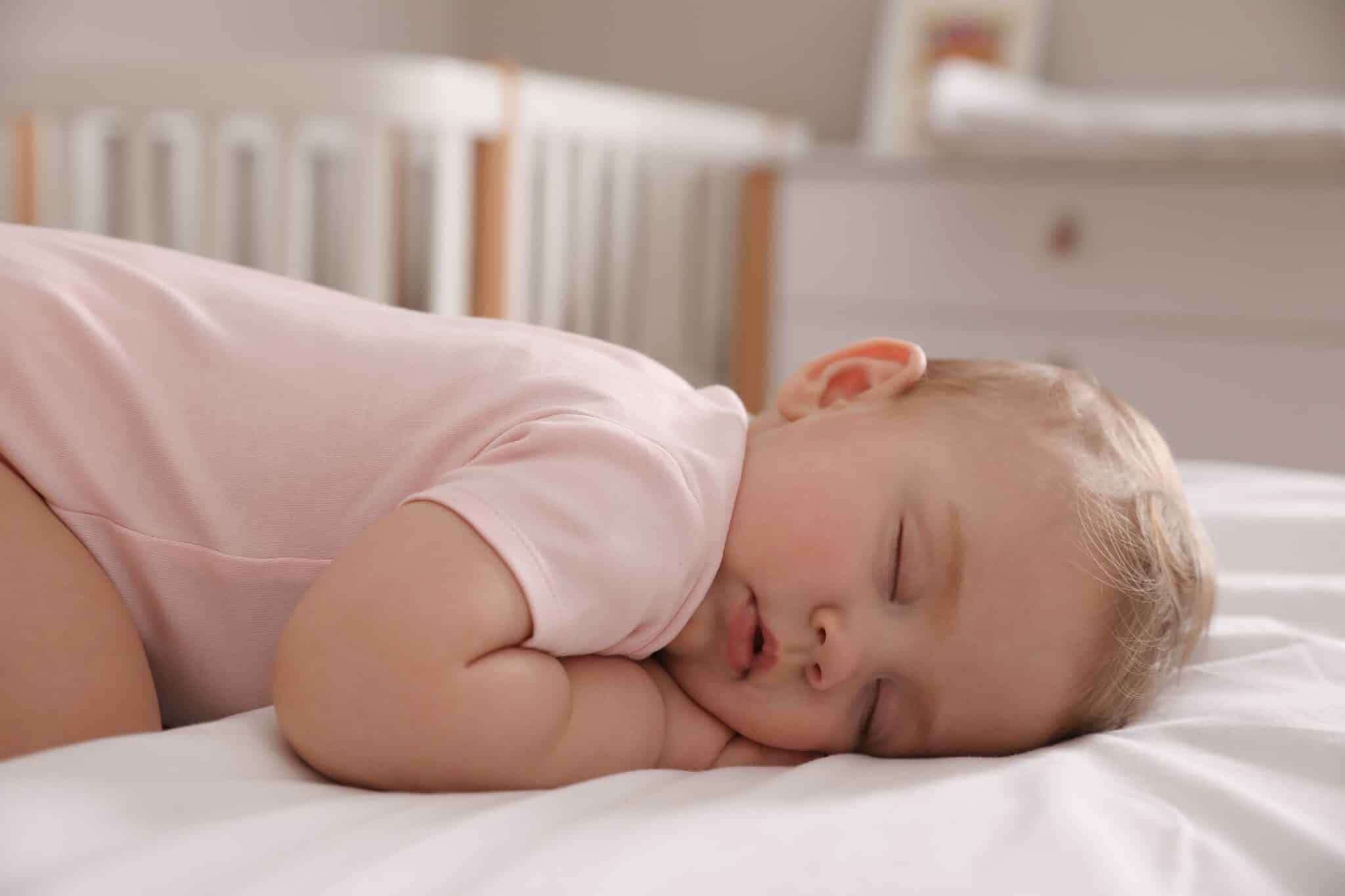 Lydovervågning af krybberum fra BabyCall - barn der sover